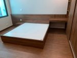 Phòng ngủ cơ bản với tủ quần áo lơn và bàn làm việc nhỏ
